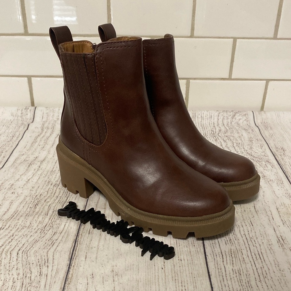 Universal Thread Brown Chelsea Chunky Heel Boots Booties - 7
